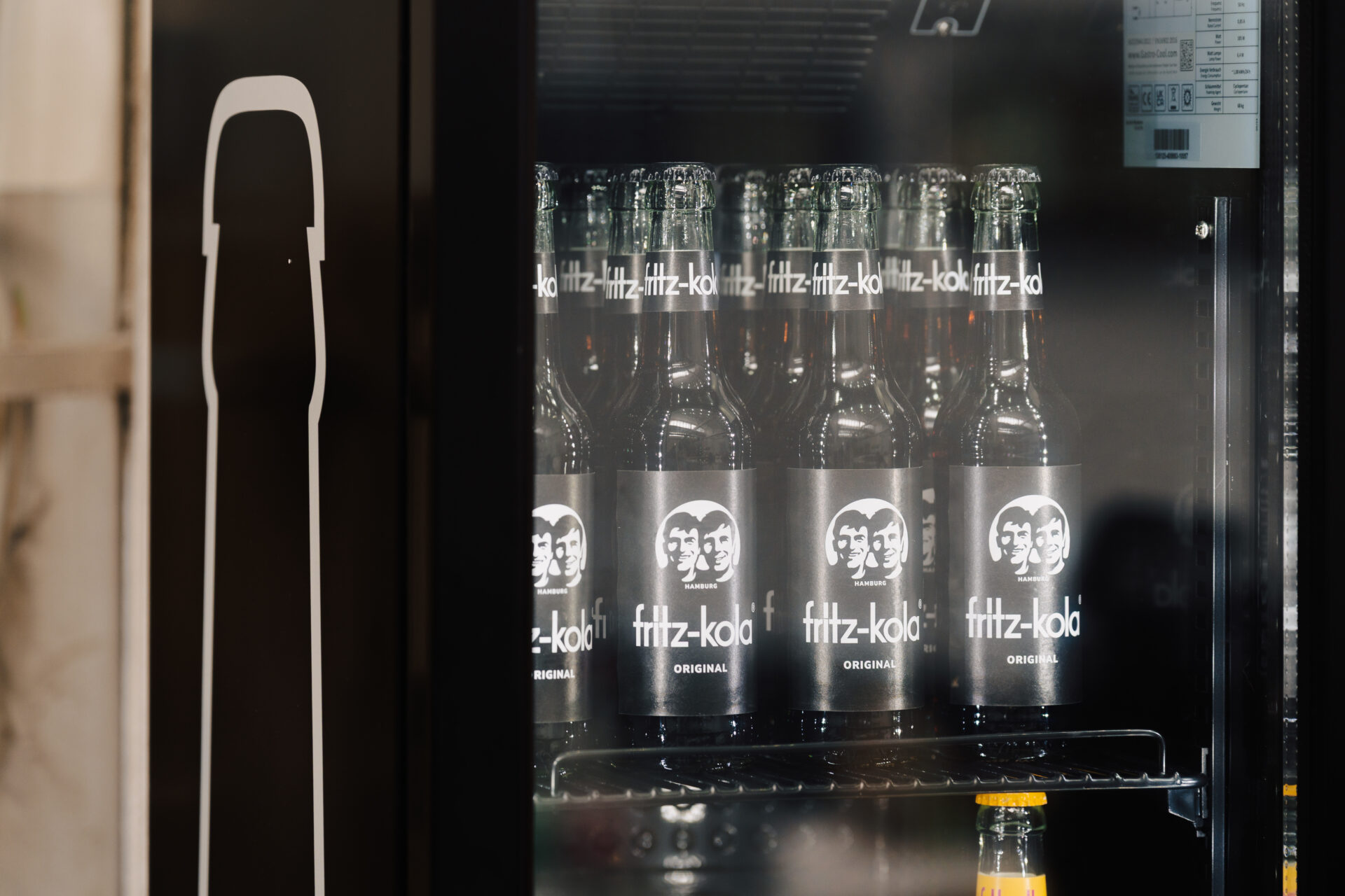 Kühlschrank mit Fritz Kola Flaschen