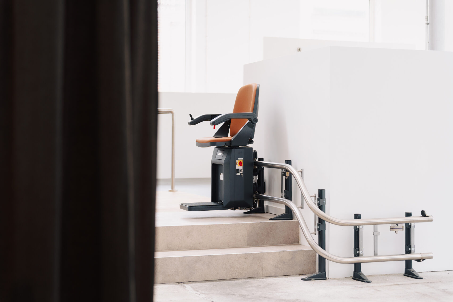 Sitzlift der über zwei Treppenstufen führt