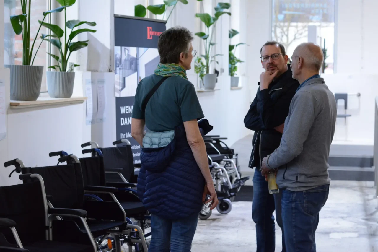 Stefan Bornefeld im Gespräch mit zwei Kund*innen.