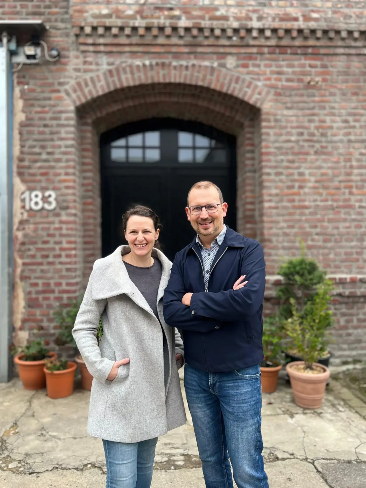 Sara Hennes und Stefan Bornefeld vor dem Eingang des Barrierefrei-Parks.