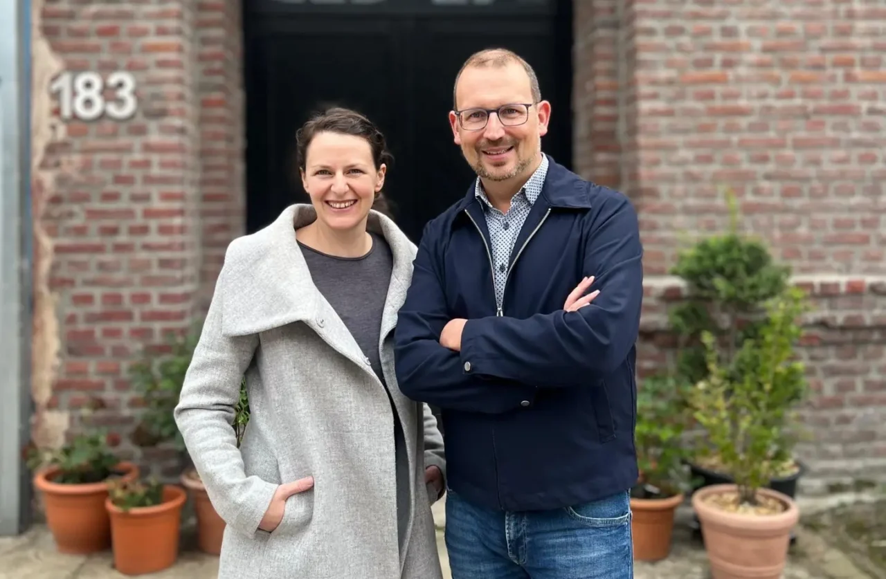 Sara Hennes und Stefan Bornefeld vor dem Eingang des Barrierefrei-Park.